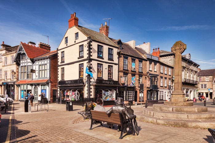 Knaresborough Market Square, with the statue of Blind Jack Metcalf and the Market Cross, Yorkshire Dales, North Yorkshire, England, UK