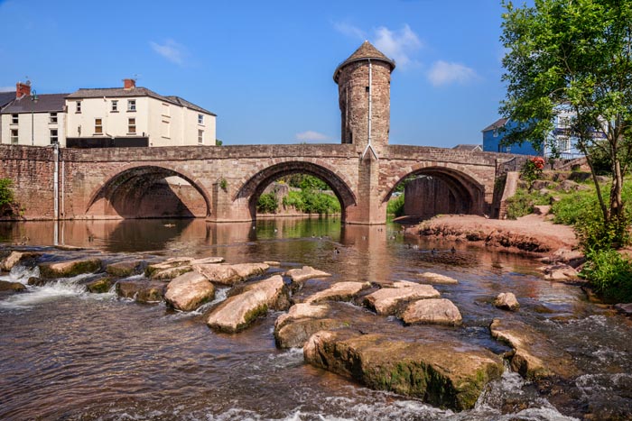 The Monnow Bridge across the River Monnow with its gatehouse on the bridge, Monmouth, Monmouthshire, Wales, UK