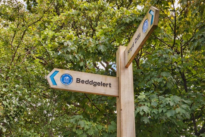 Signpost in Snowdonia National Park pointing to Beddgelert, Gwynned, Wales, UK